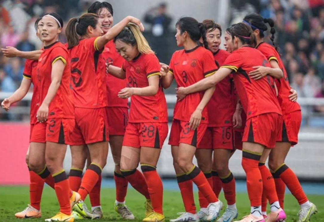 包含国际足坛竞技盛事：女足国家队连续战胜强敌的词条
