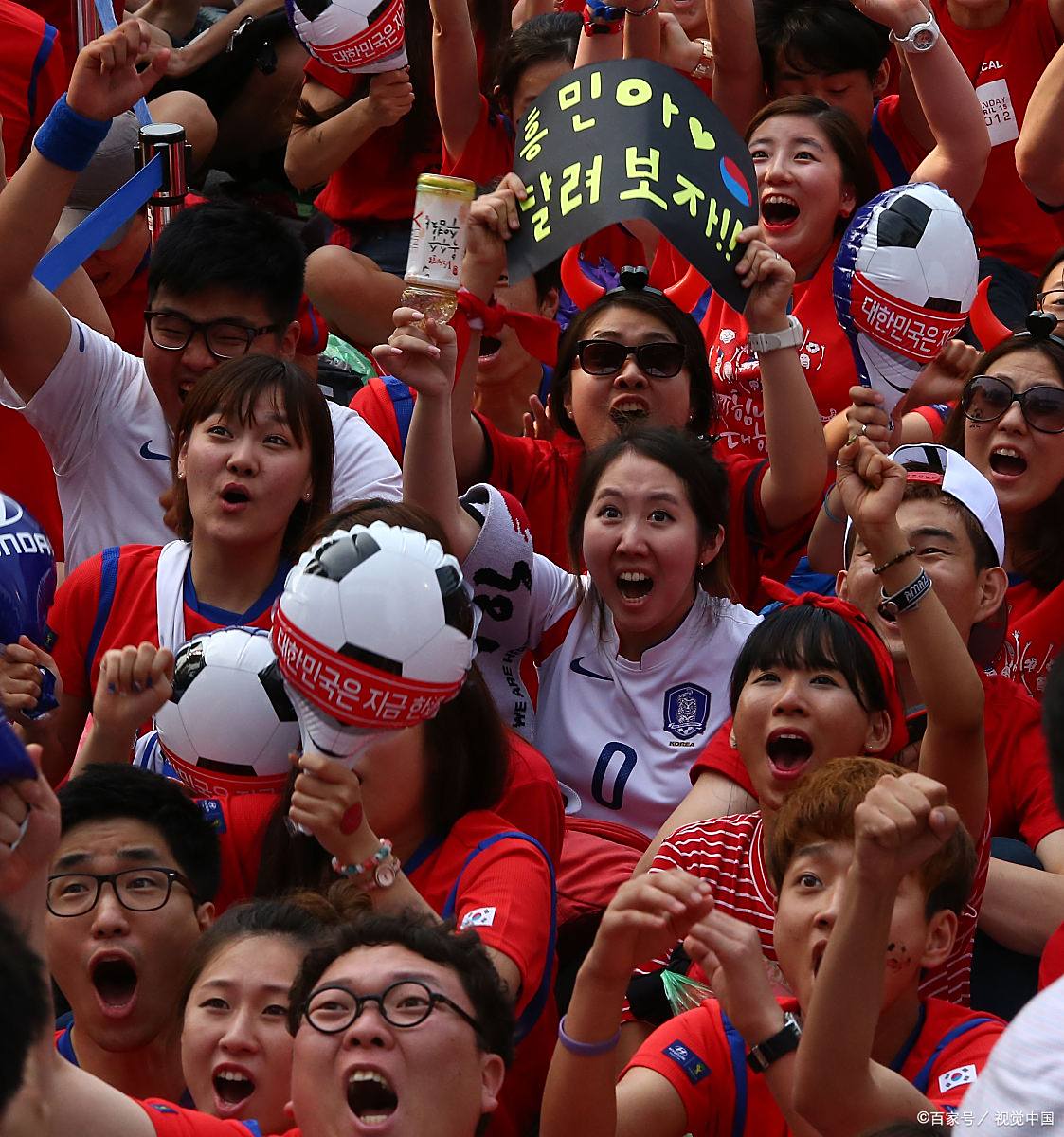 od体育登录入口-忠实球迷通过各种方式支持自己心爱的球队的简单介绍