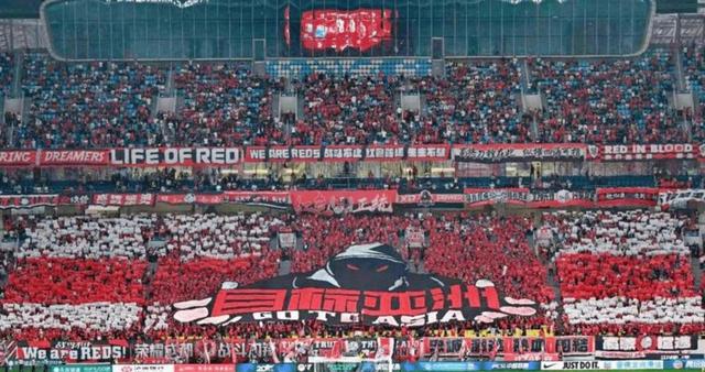 忠实球迷通过各种方式支持自己心爱的球队的简单介绍