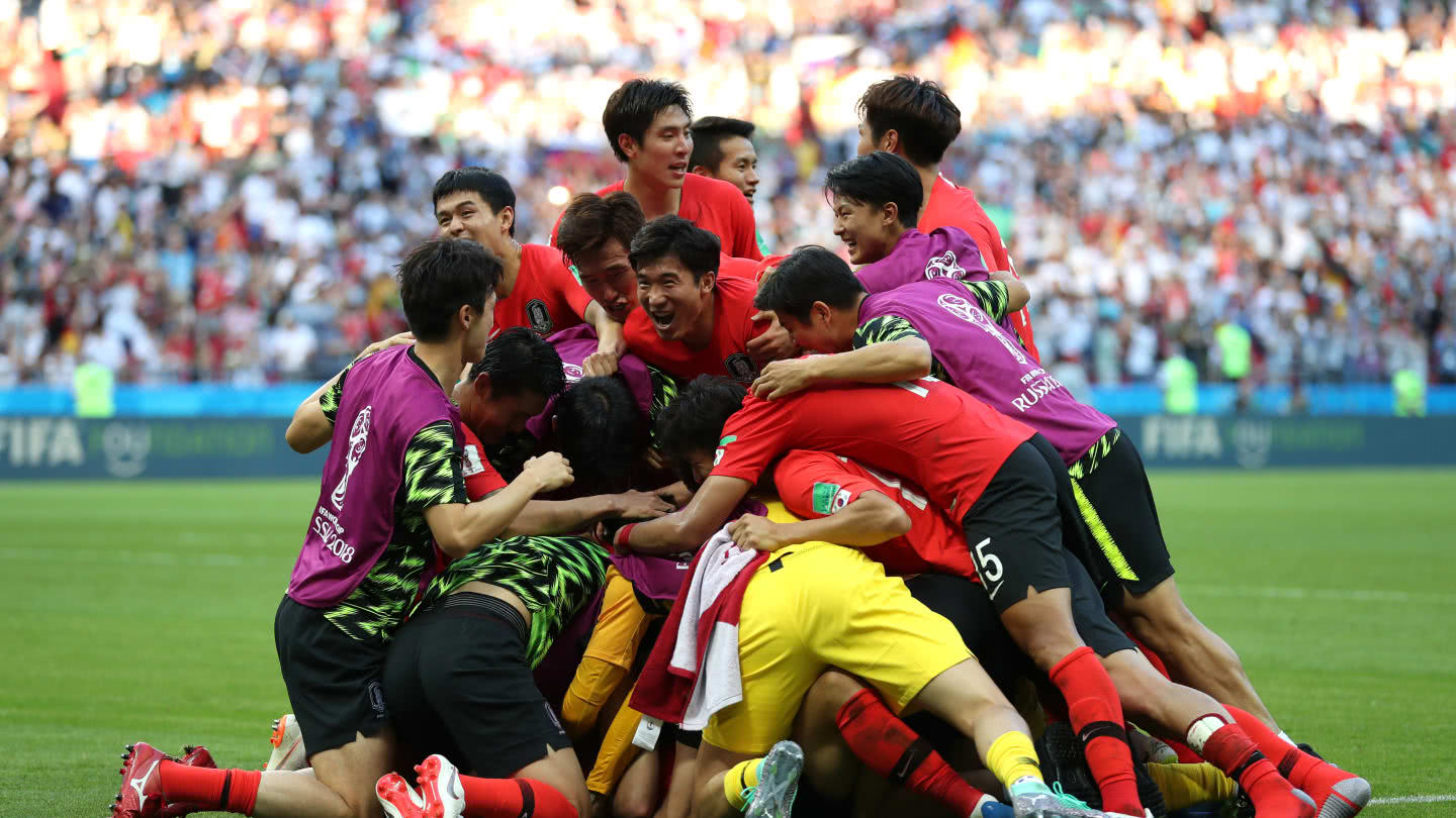 关于足球比赛惊心动魄，球员拼搏奋力争胜的信息