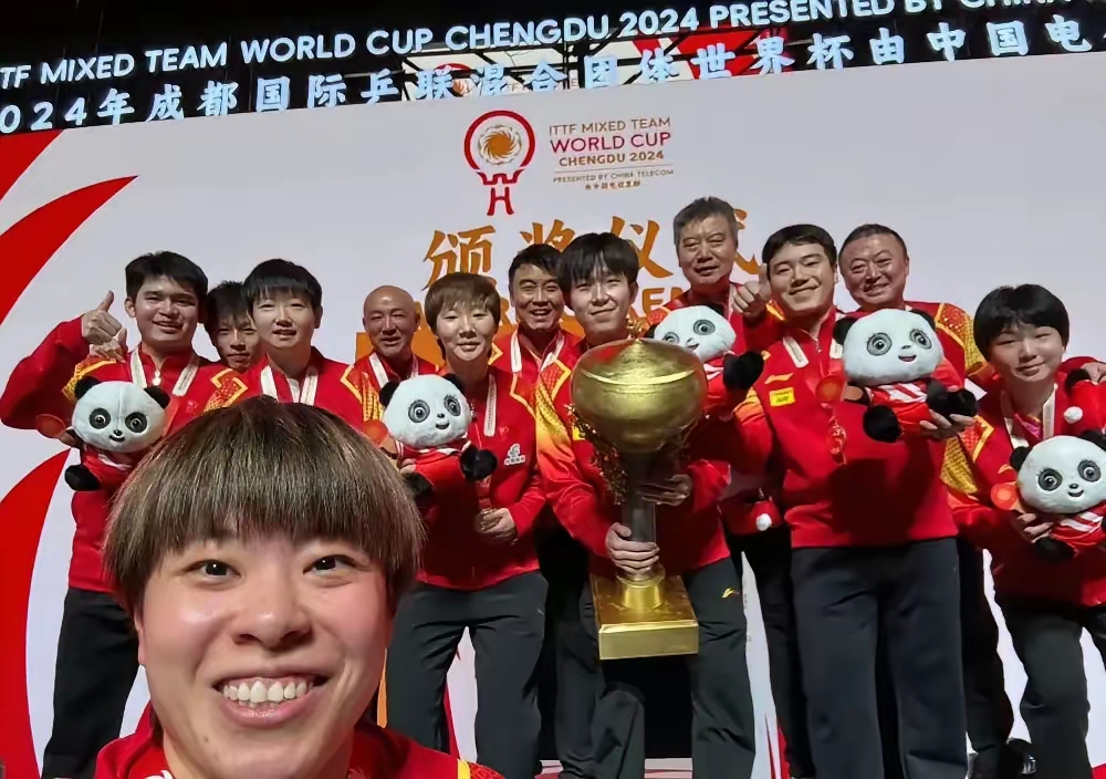 运动员们在场上为了胜利拼尽全力