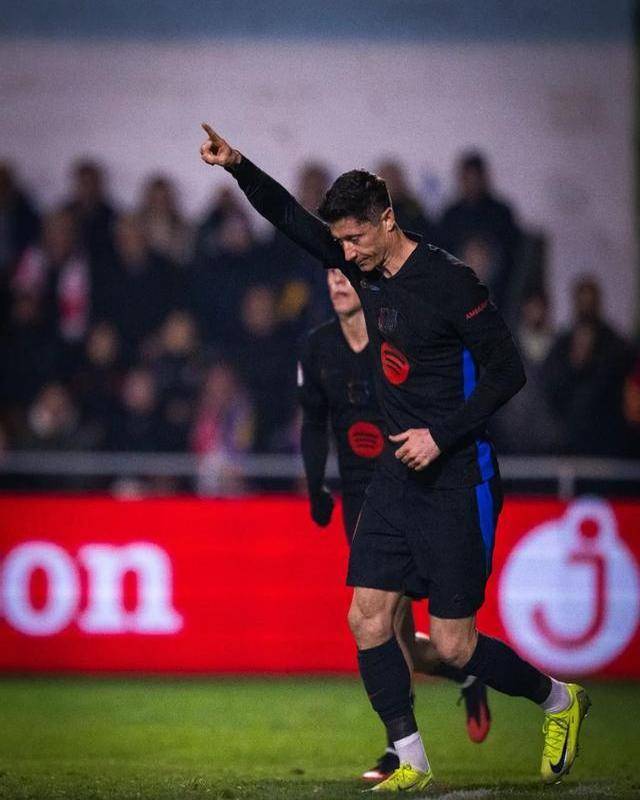 包含莱万多夫斯基梅开二度助尤文图斯夺冠的词条