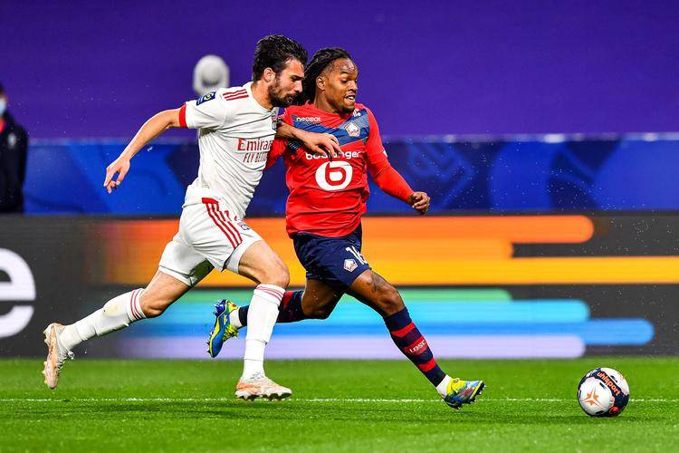 里昂队球员们拼尽全力取得胜利