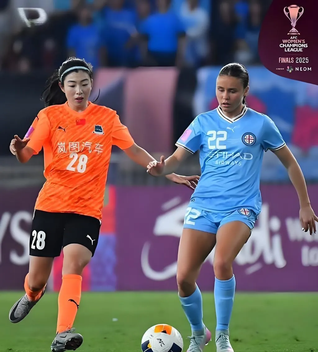 足球比赛中，女队伍奋勇争先力争冠军