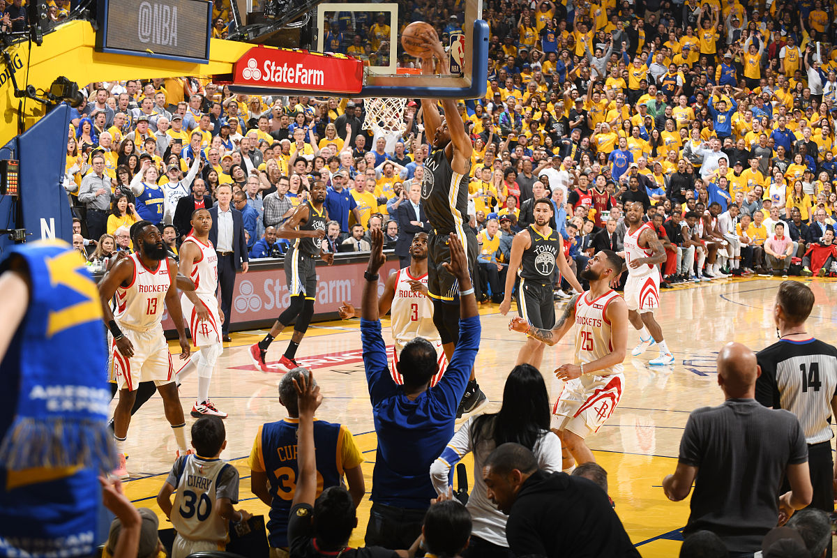 NBA球队在激烈对抗中取得胜利