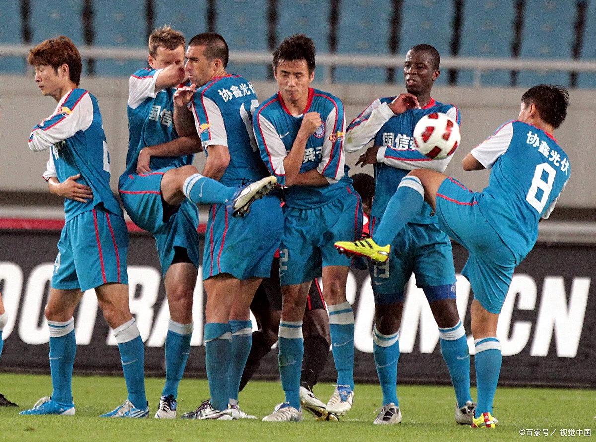 足球赛场上的较量凸显实力差距