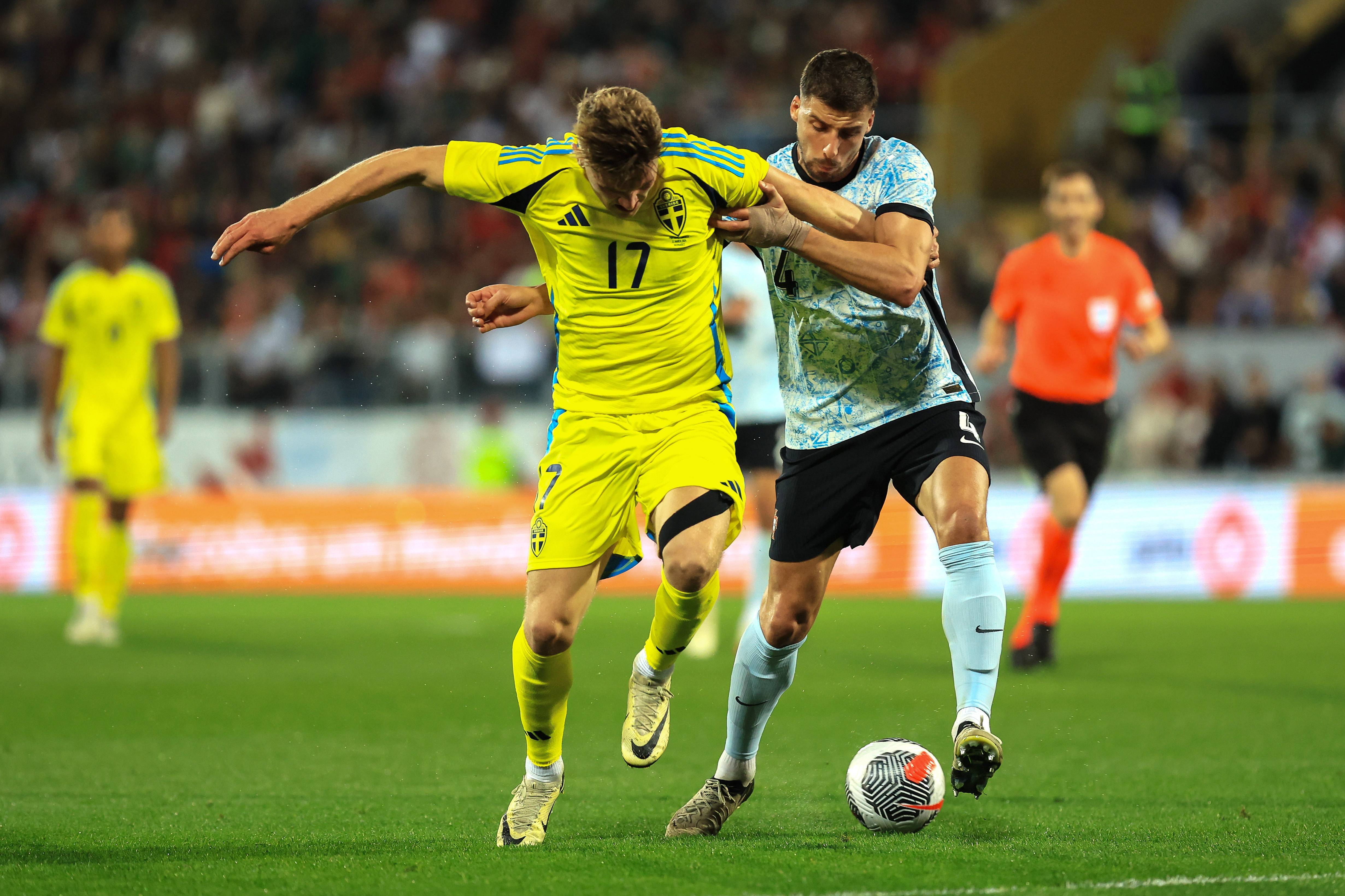 足球联赛场上精彩绝伦，实力对抗火爆上演的简单介绍