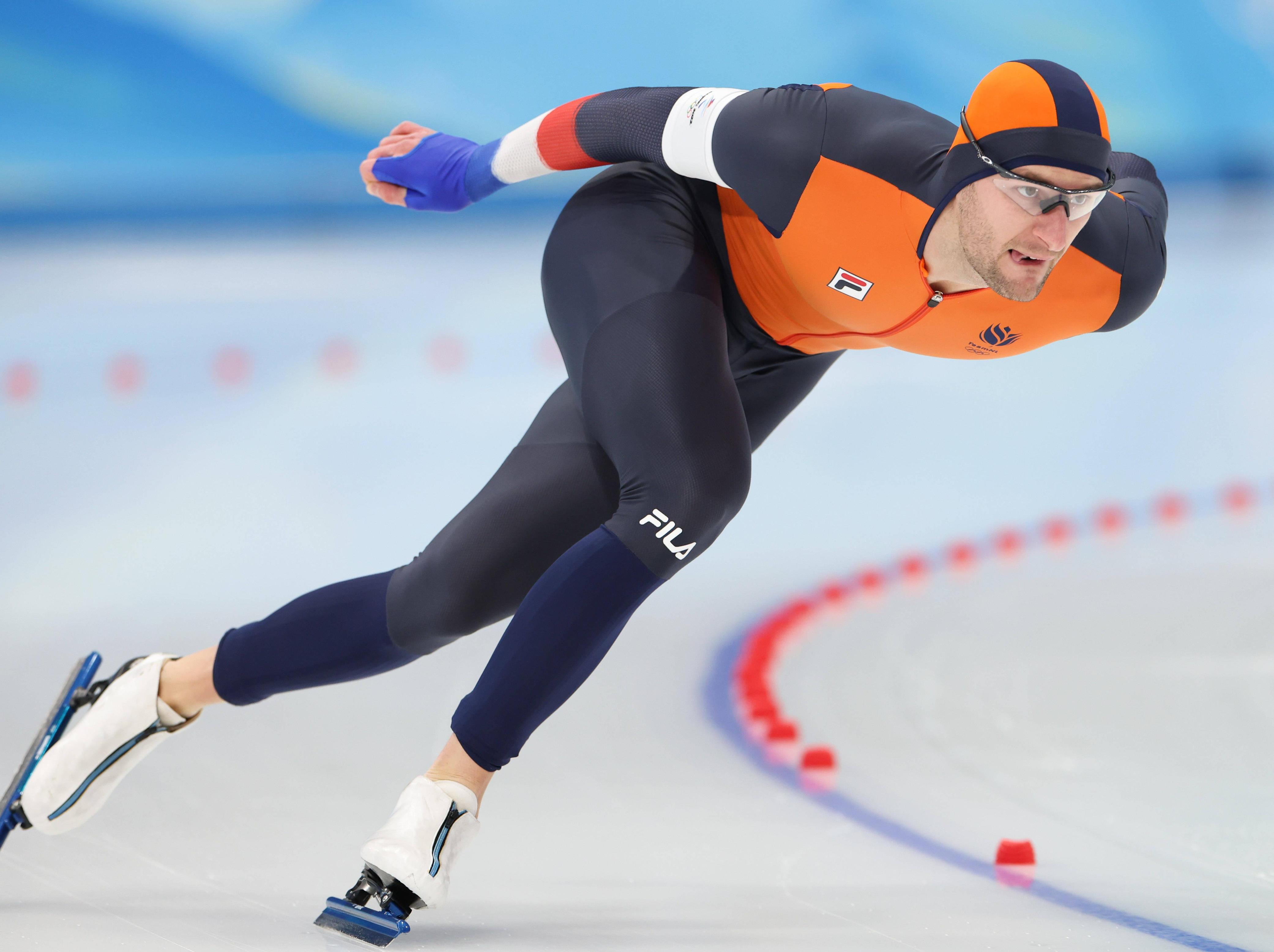 速度滑冰比赛中，荷兰选手表现抢眼，勇夺金牌