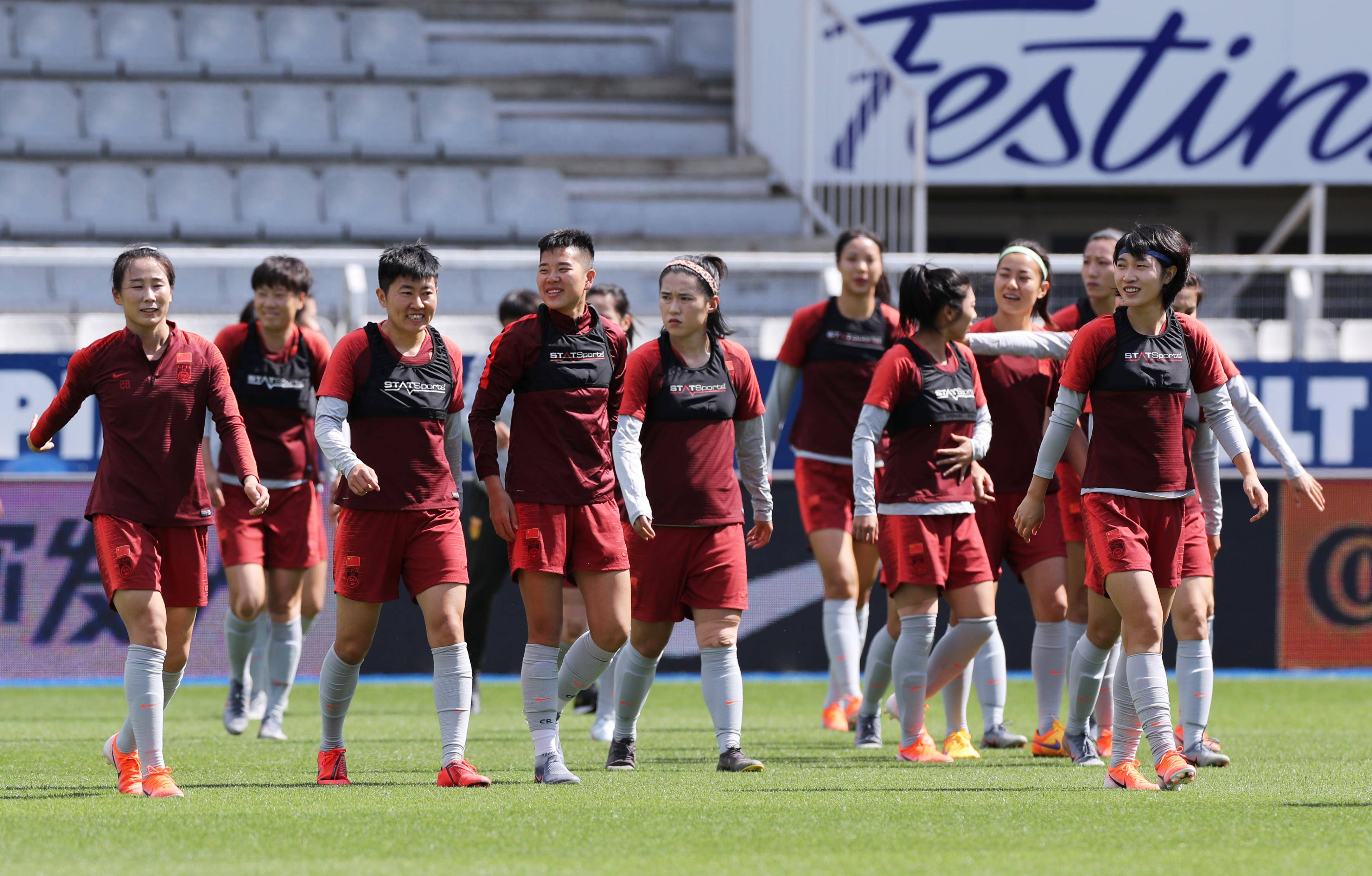 球场上女足队员展现技艺超群