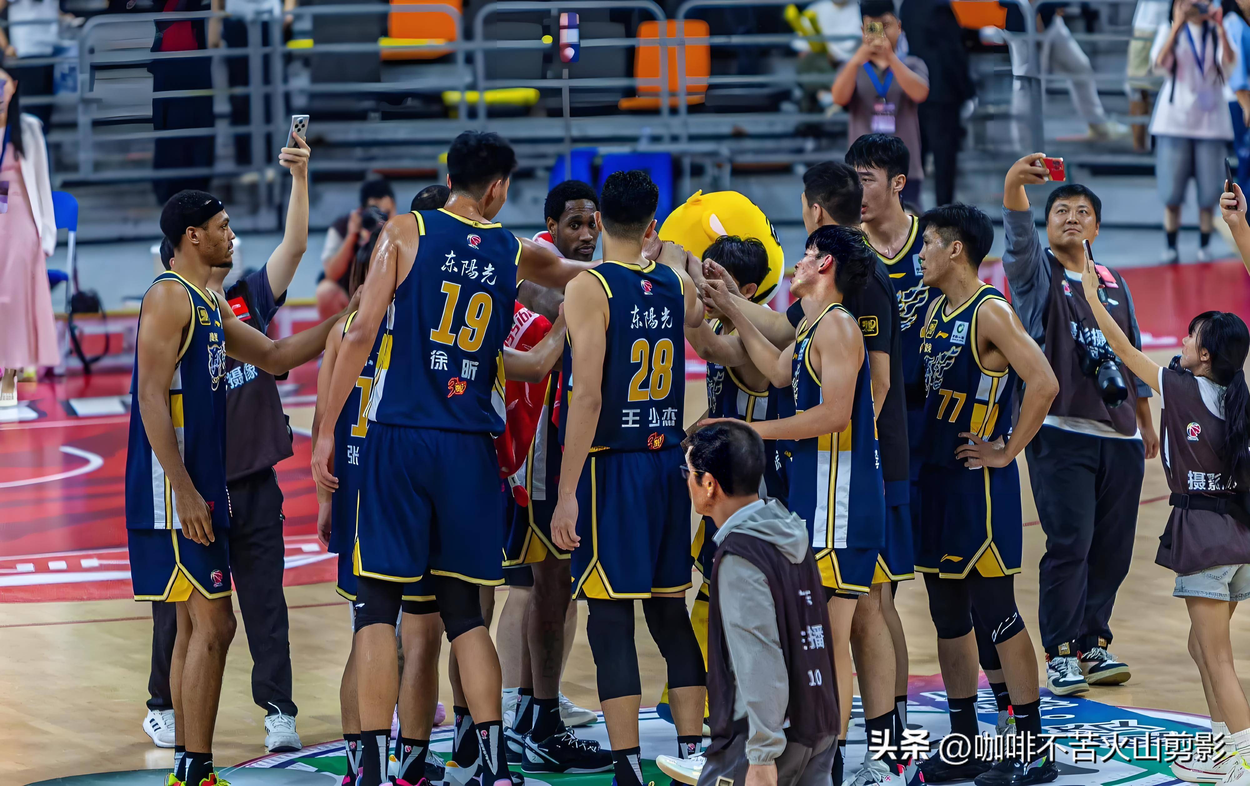 球队助教调整阵容，篮球比赛意外惊喜层出不穷
