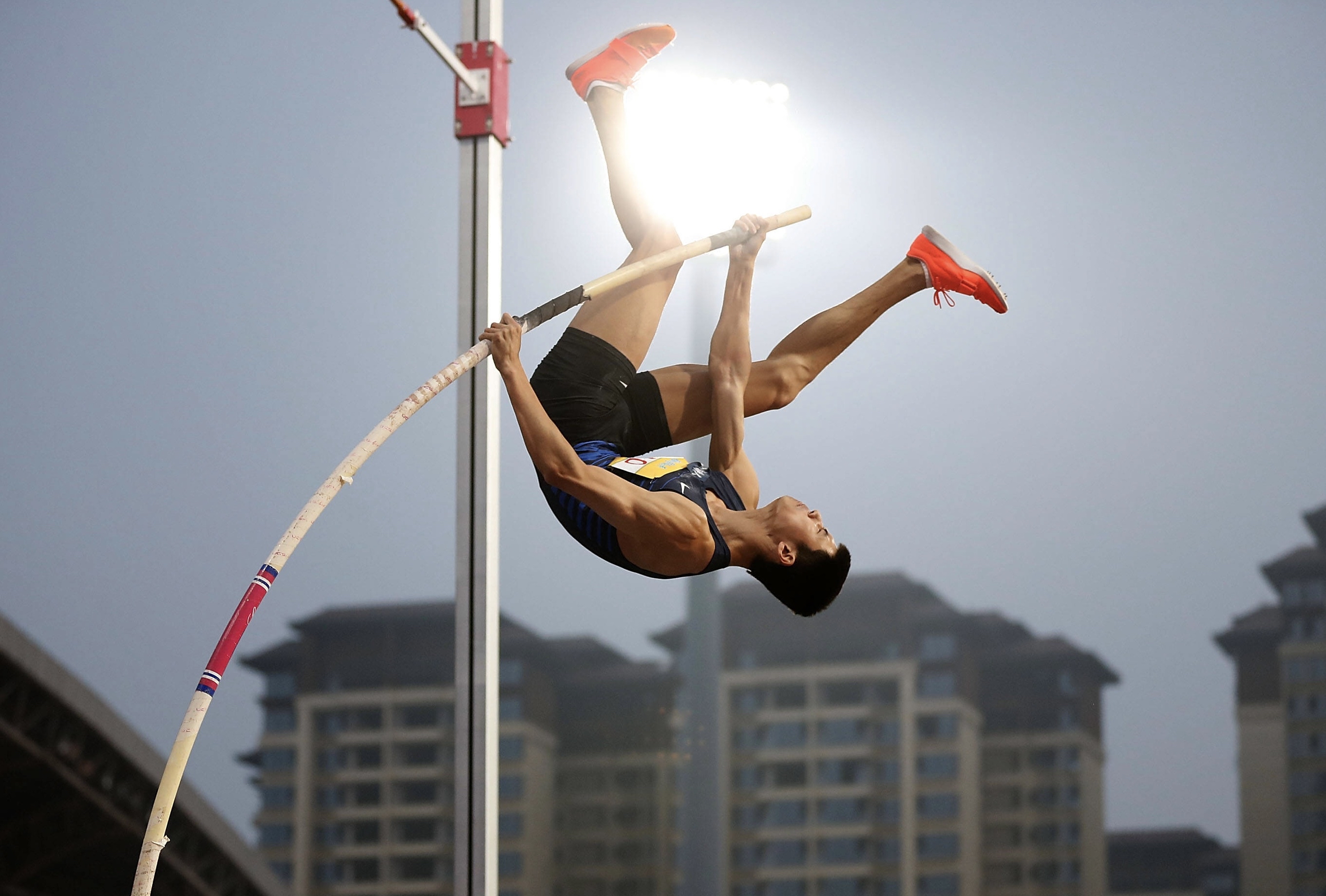 包含跳高比赛中选手突破自我突飞猛进的词条