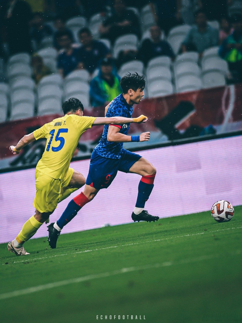 热闹的足球比赛场面令人目不暇接